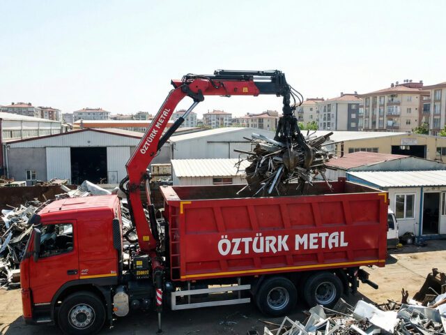 Sancaktepe hurdacı firması Öztürk Metal Sarıgazi ve Yenidoğan hurda alım aracı ve vinçli yükleme