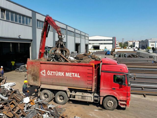 Ümraniye hurdacı firması Öztürk Metal Dudullu İMES ve sanayi bölgesi hurda alım aracı